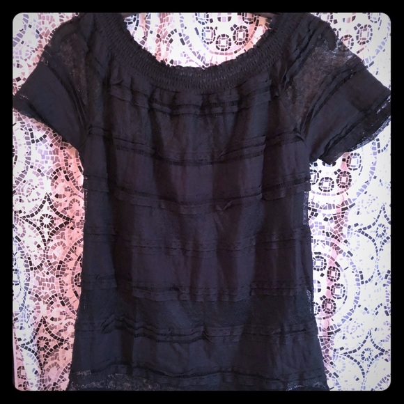 Time and Tru Tops - 🔥Black scoop neck Blouse with lace.